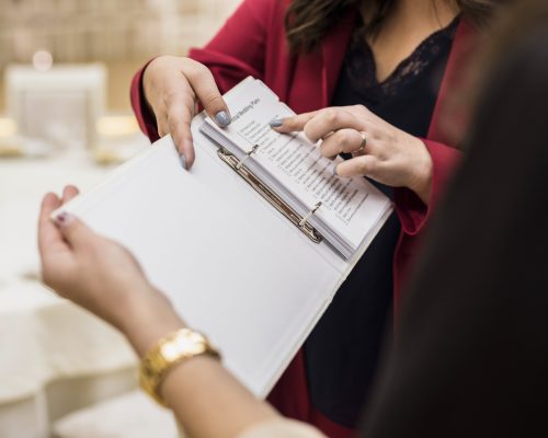 gerente-de-eventos-mostrando-o-plano-em-papel